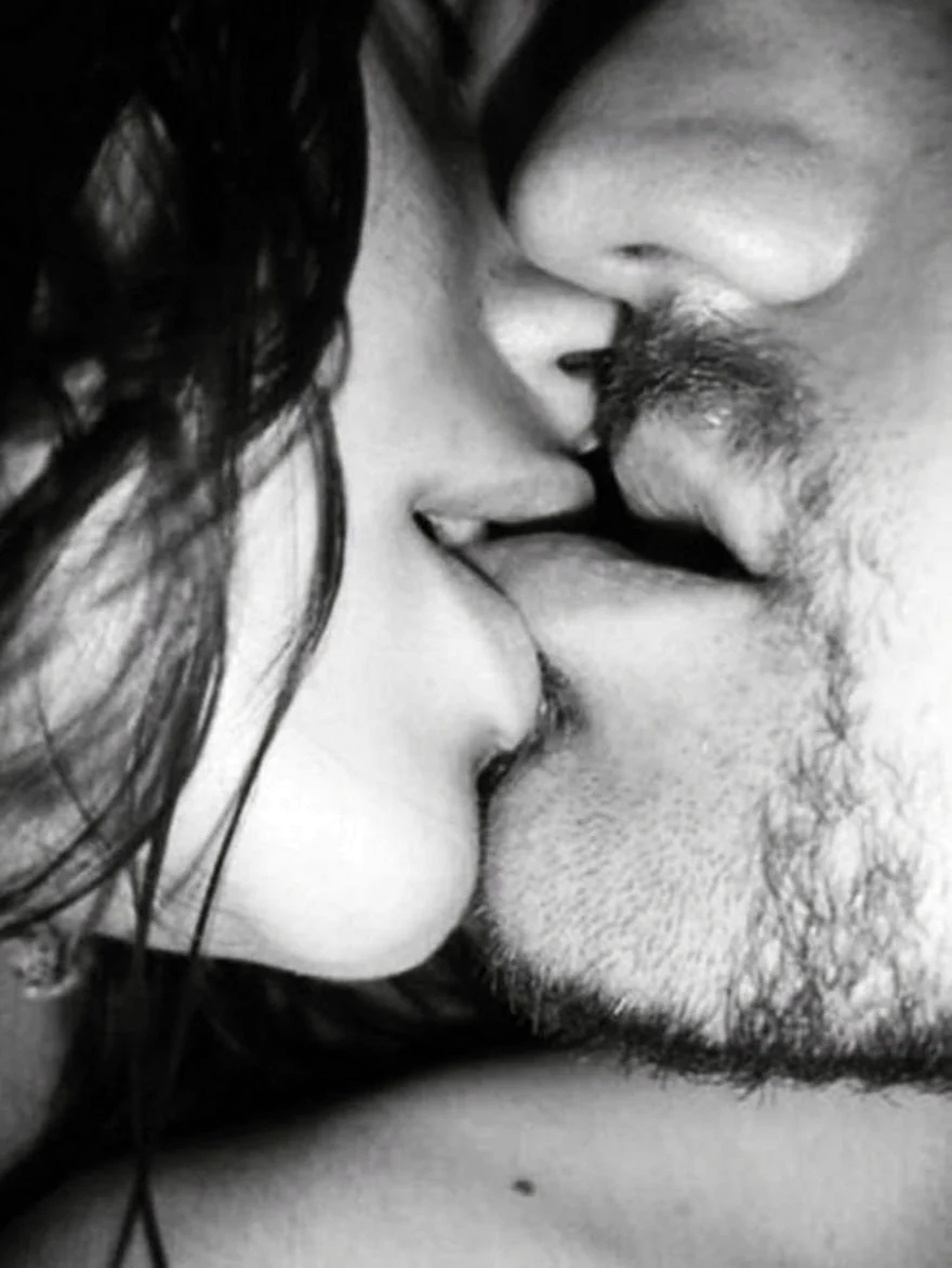 Страстные поцелуи. Красивая картинка