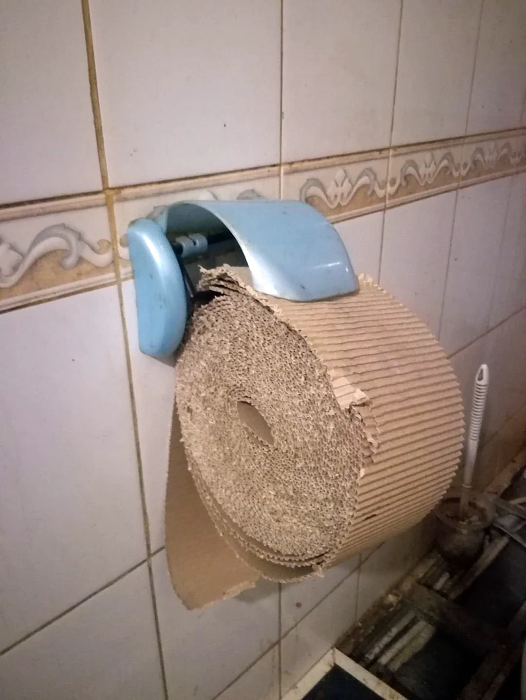 Суровая Челябинская туалетная бумага. Прикольная картинка