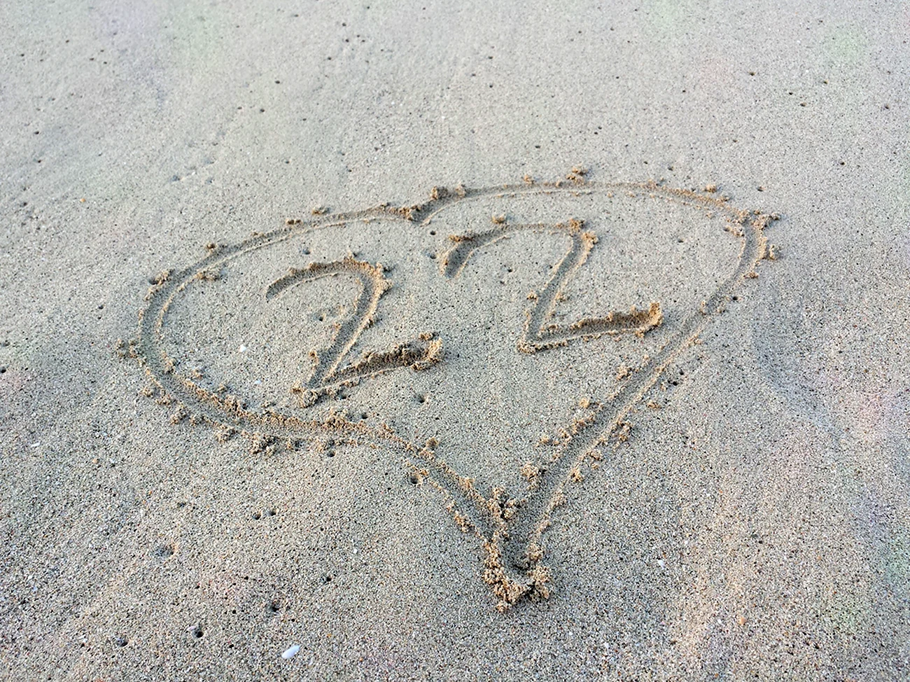 Свадьба сердечко на песке. Поздравление с годовщиной свадьбы
