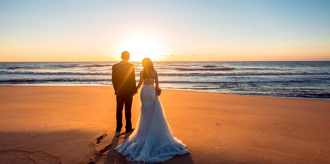 Свадьба у океана на закате. Красивая картинка