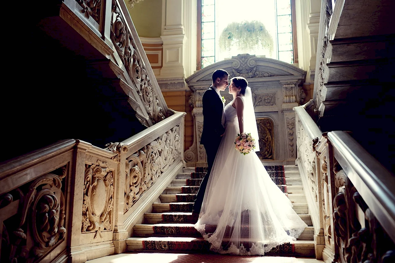 Свадебная фотосессия на лестнице. Красивая картинка
