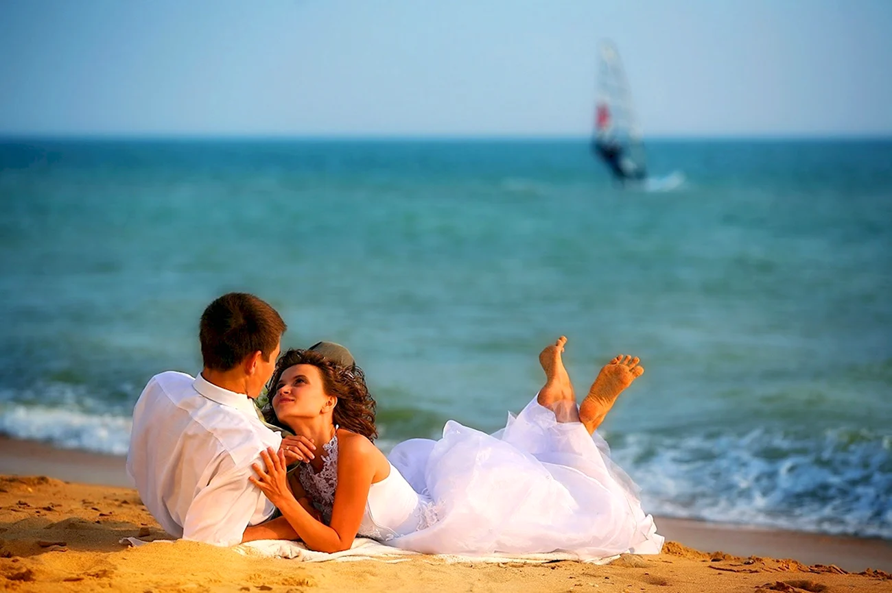 Свадебная фотосессия на пляже. Красивая картинка