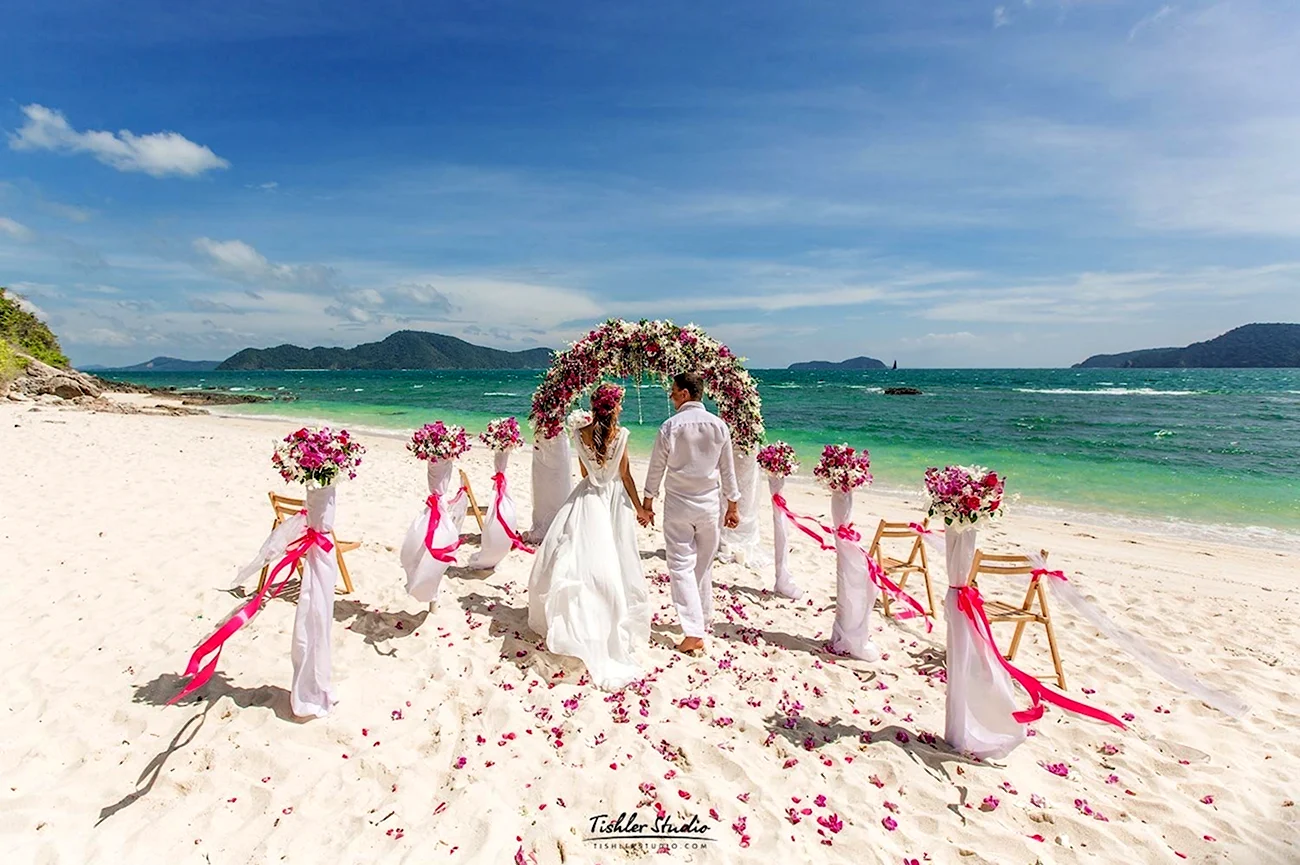 Свадебная церемония на острове Парадайз на Багамах. Красивая картинка