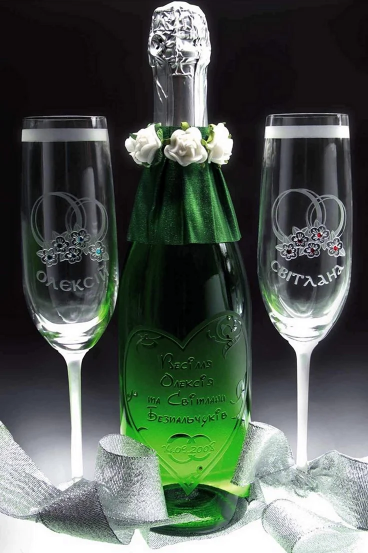 Свадебные бокалы и шампанское. Поздравление с годовщиной свадьбы