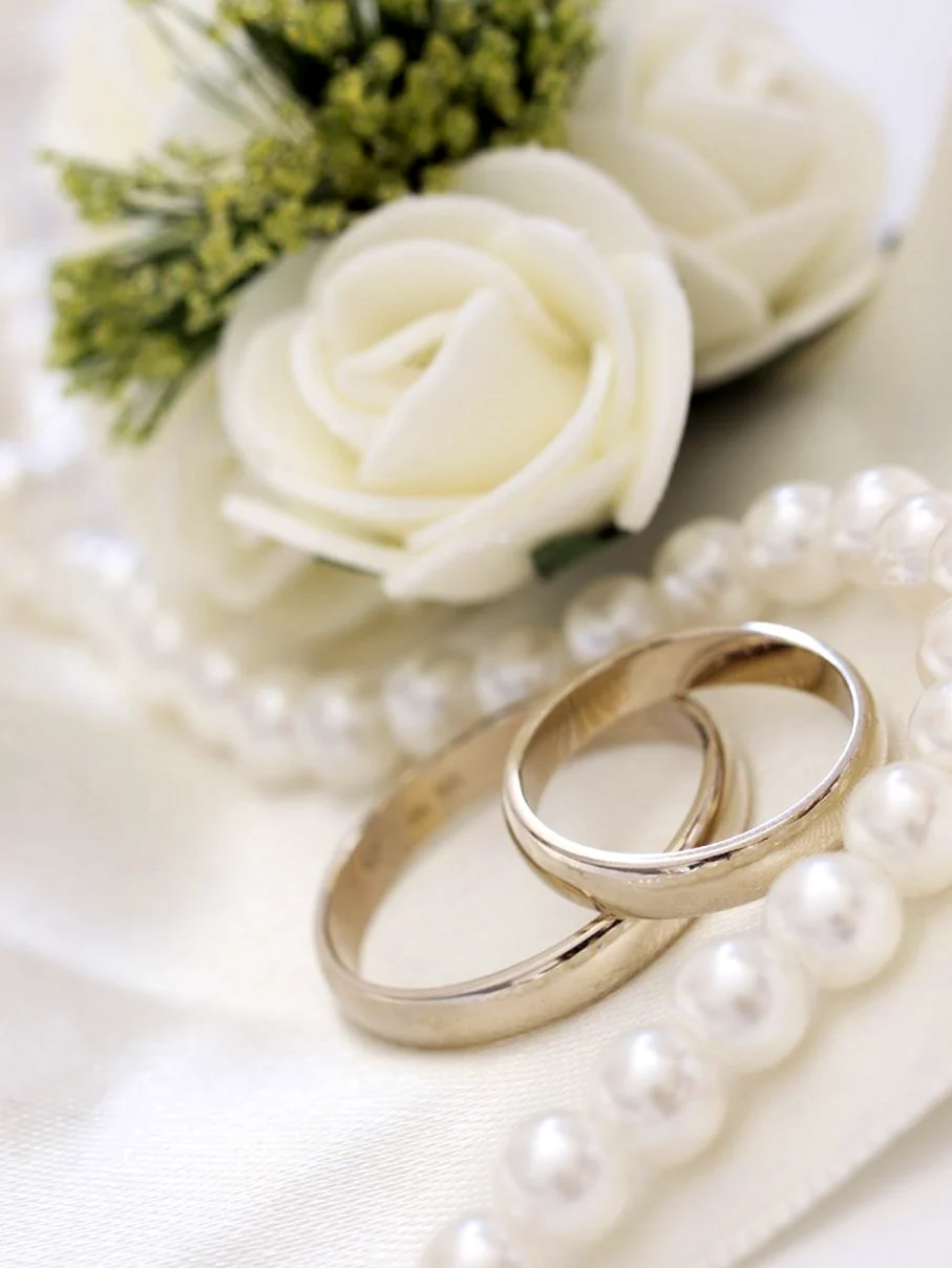 Свадебные кольца и цветы. Поздравление с годовщиной свадьбы