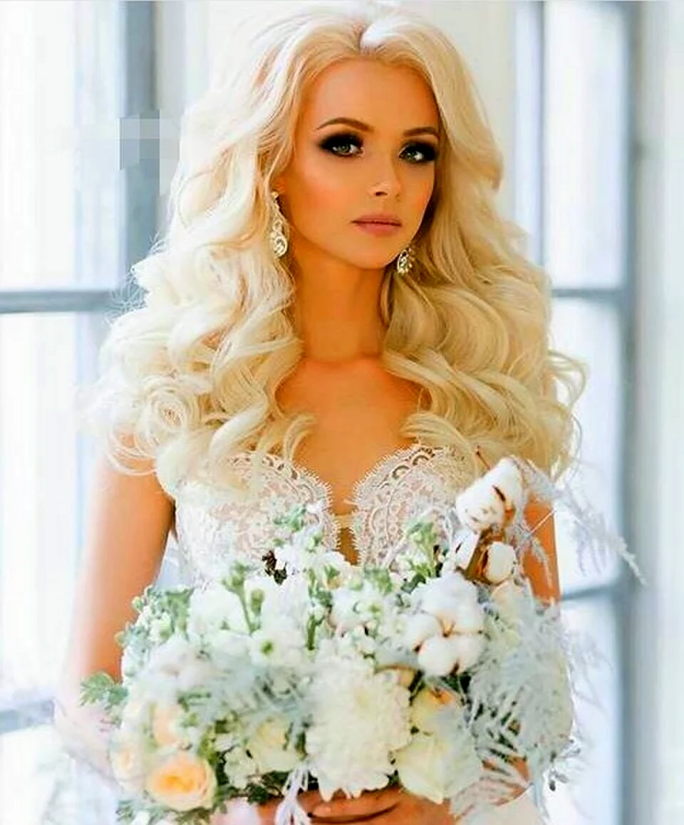 Свадебный образ невесты блондинки. Красивая девушка