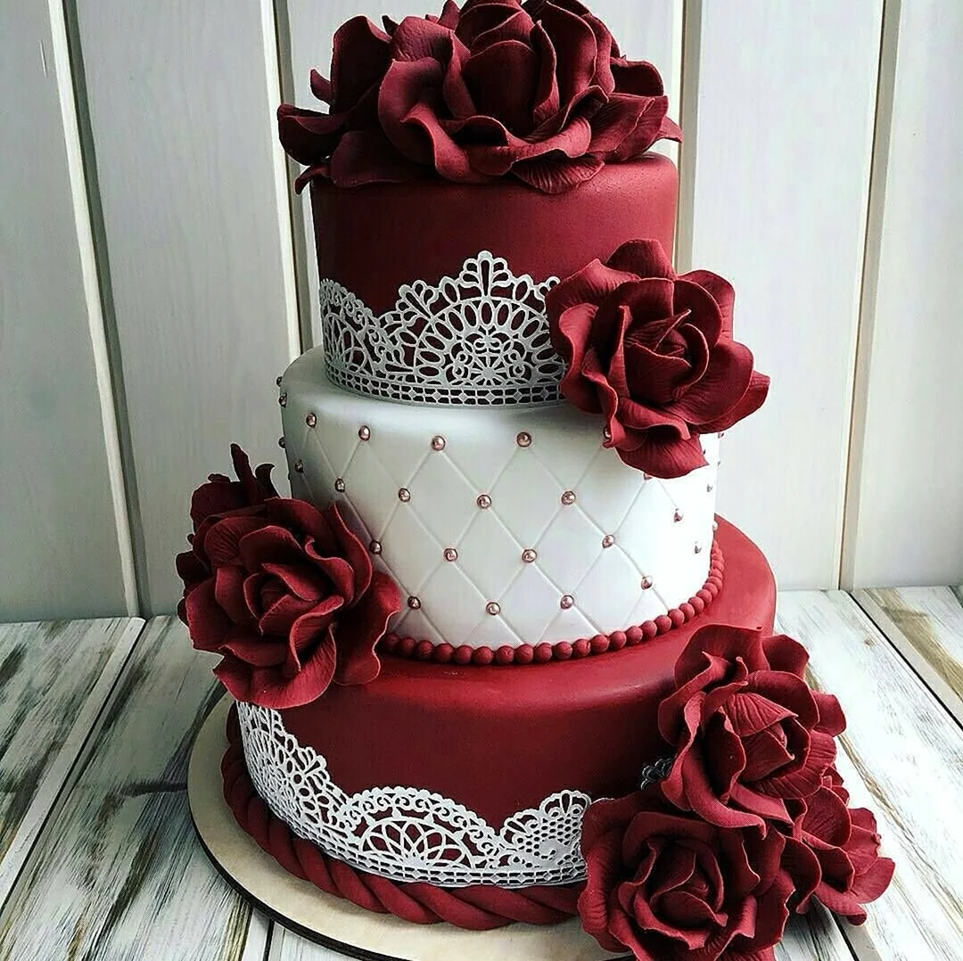 Свадебный торт бордовый. Красивая картинка