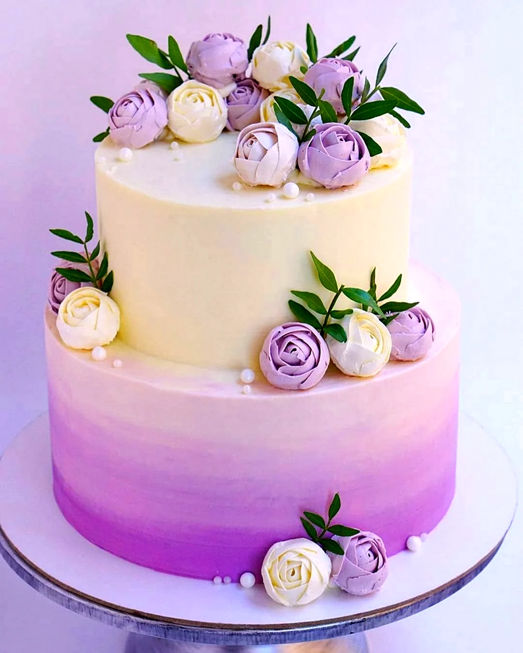 Свадебный торт с кремовыми цветами. Красивая картинка