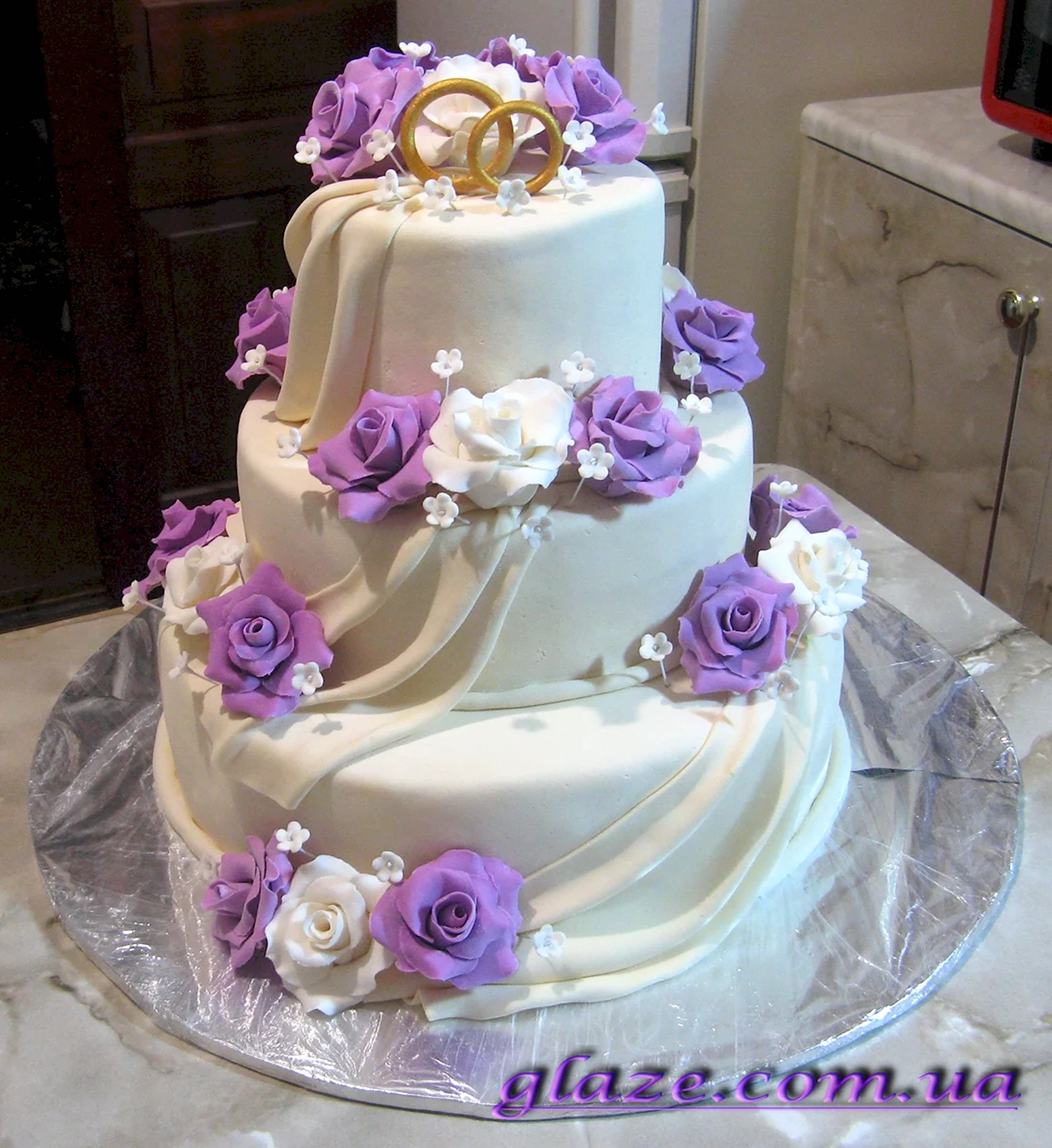 Свадебный торт сиреневый кремовый. Красивая картинка