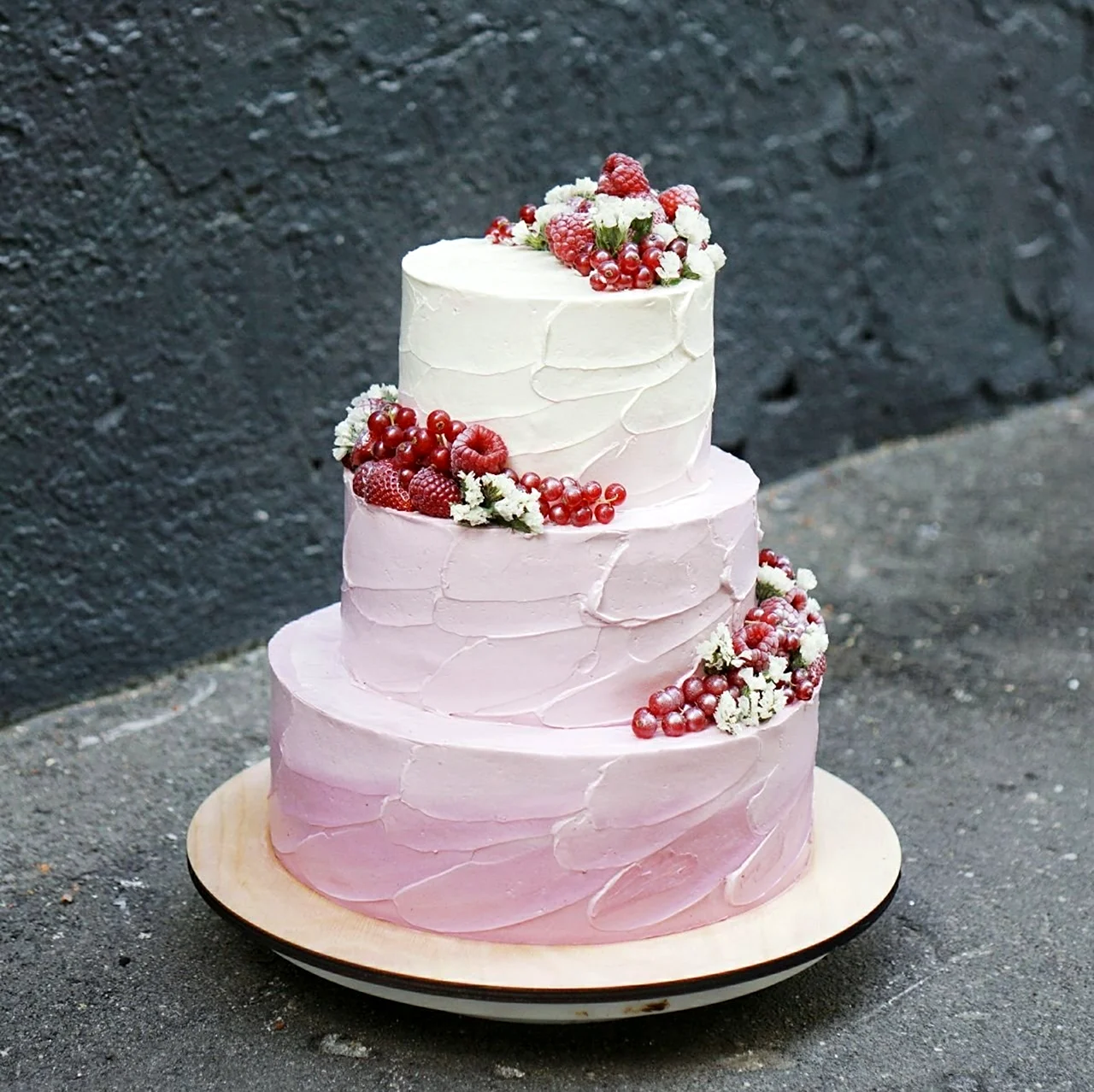 Свадебный торт трехъярусный 2021. Красивая картинка