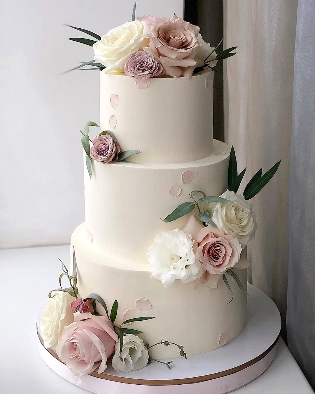 Свадебный торт трехъярусный 2022. Красивая картинка