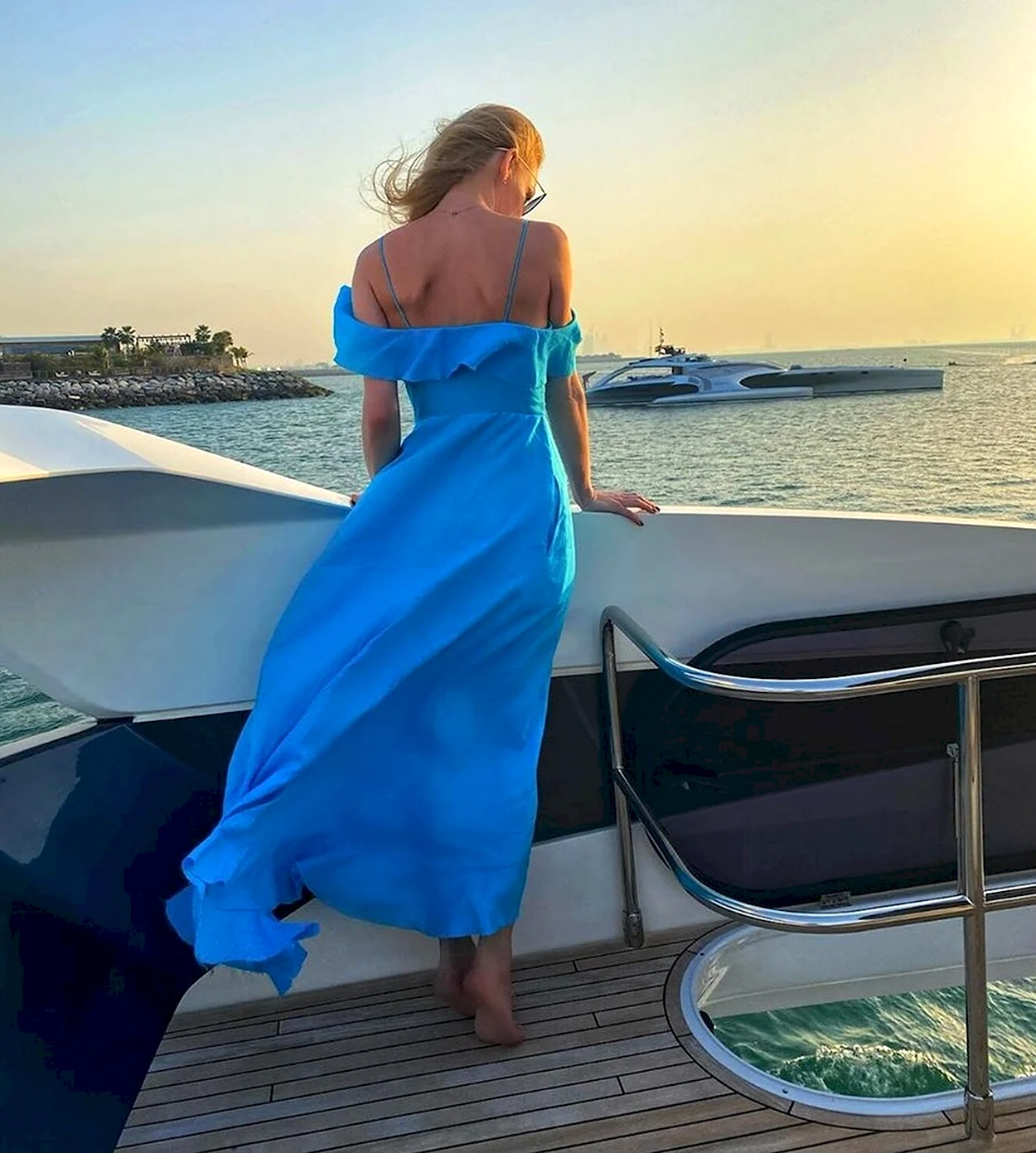 Светлана Ходченкова в голубом платье. Знаменитость