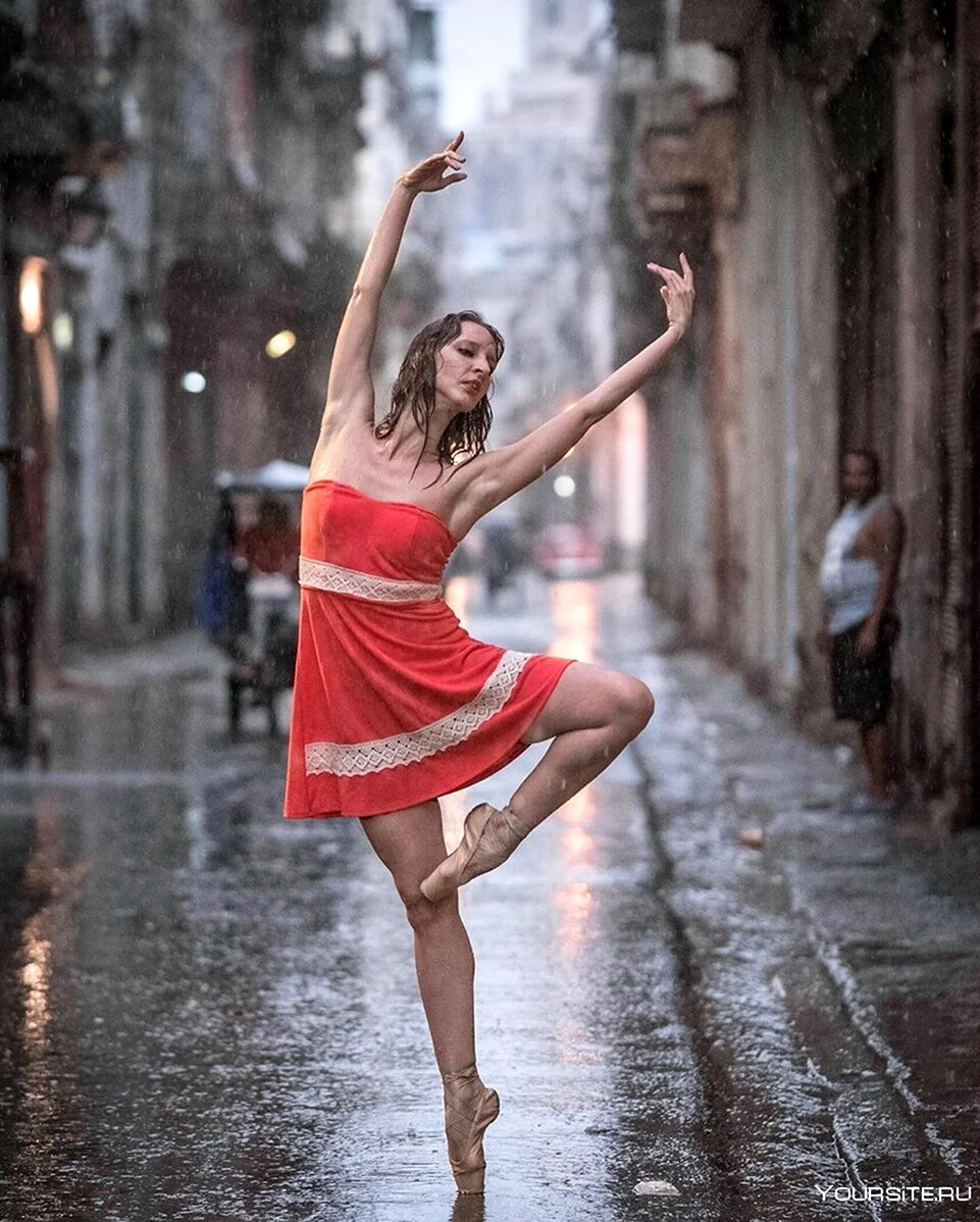 Танцы под дождем. Красивая девушка