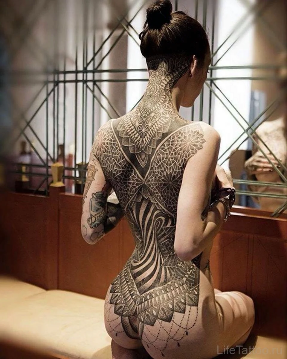 Татуировка якудза на спине девушка дракон. Красивая картинка