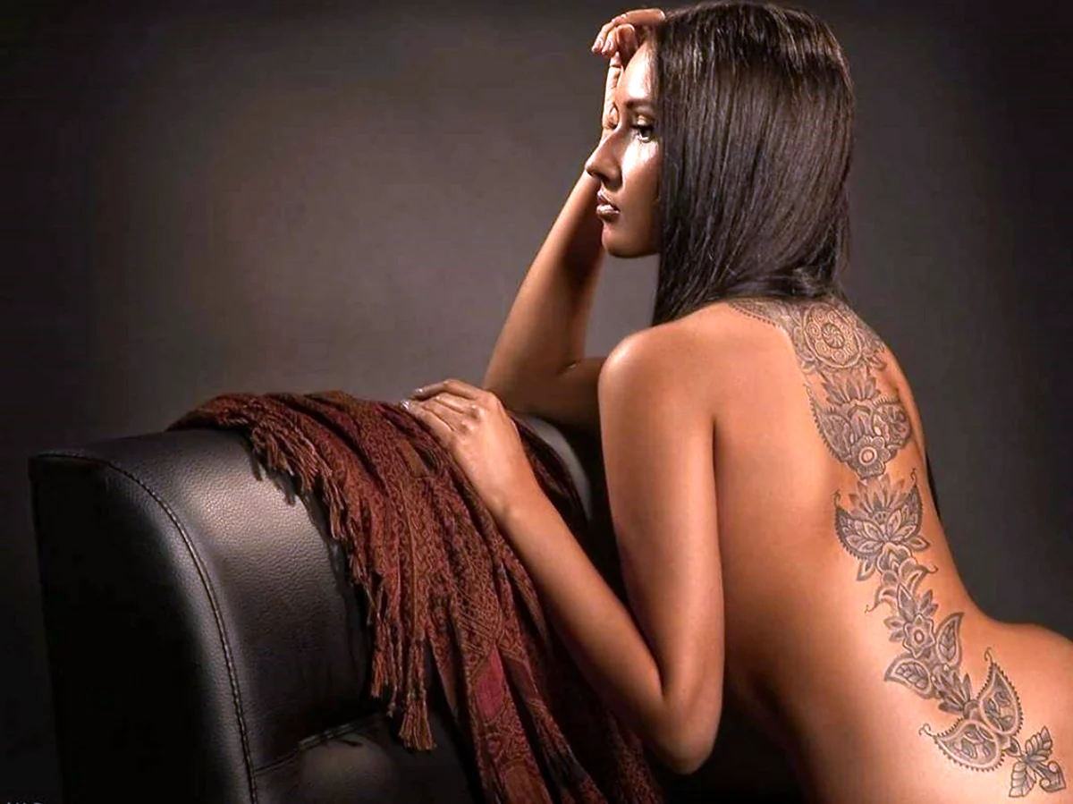 Татуировка на спине у девушки. Красивая картинка