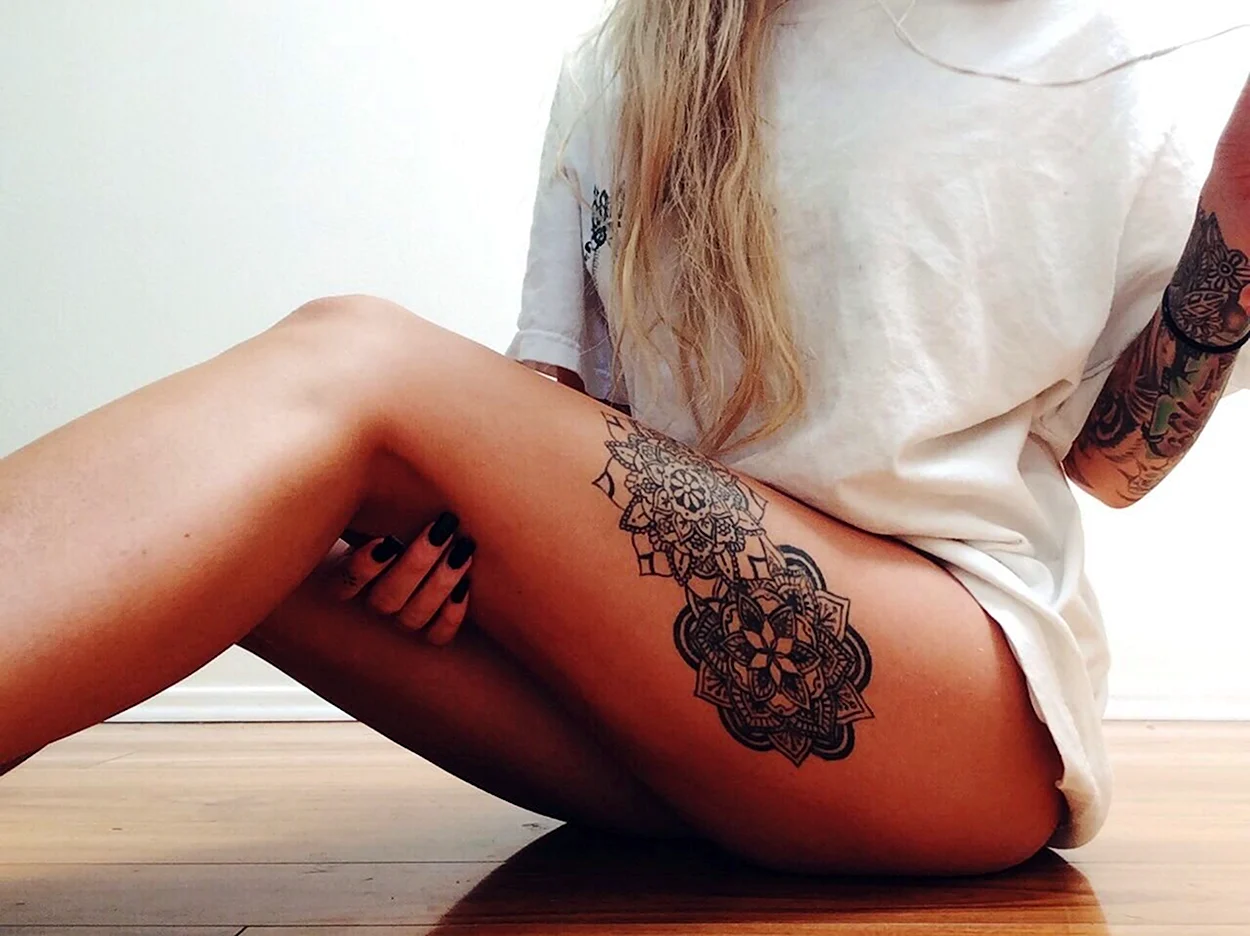 Татуировки для девушек. Красивая девушка