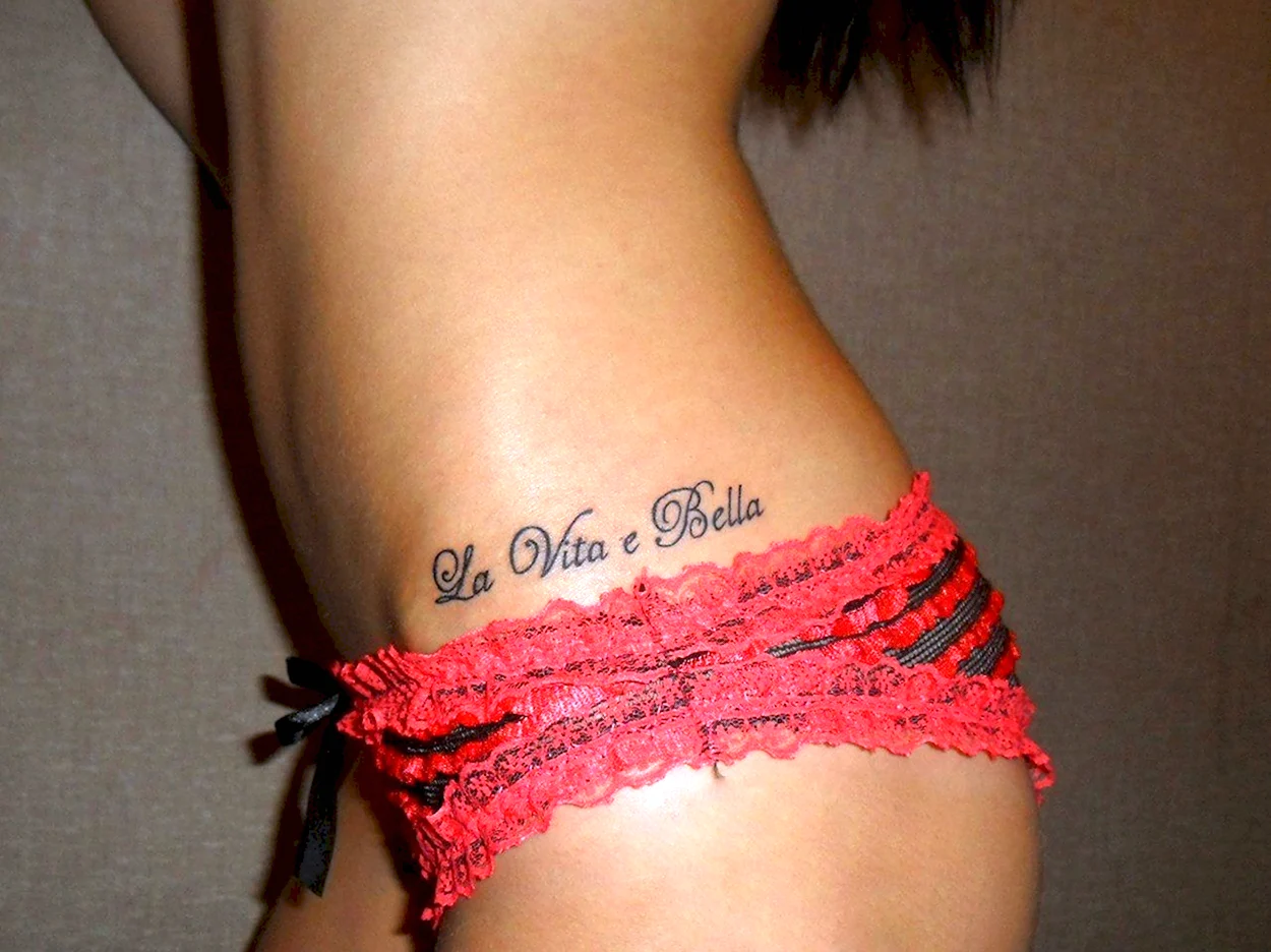 Татуировки для девушек на боку надписи. Красивая девушка