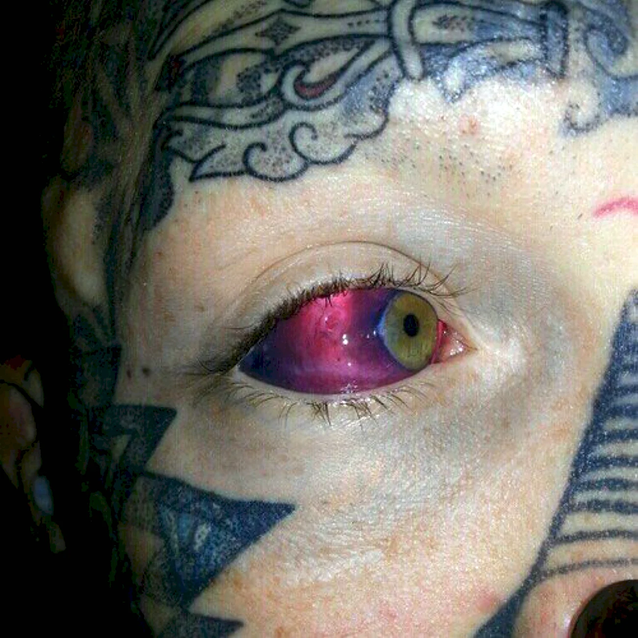 Татуировки на белках глаз. Картинка