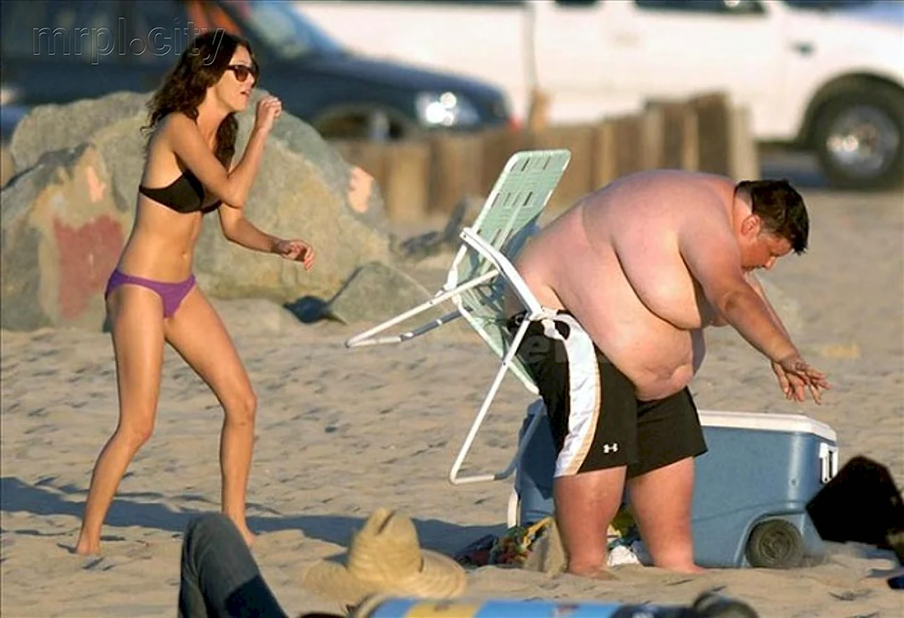 Толстяк на пляже. Картинка