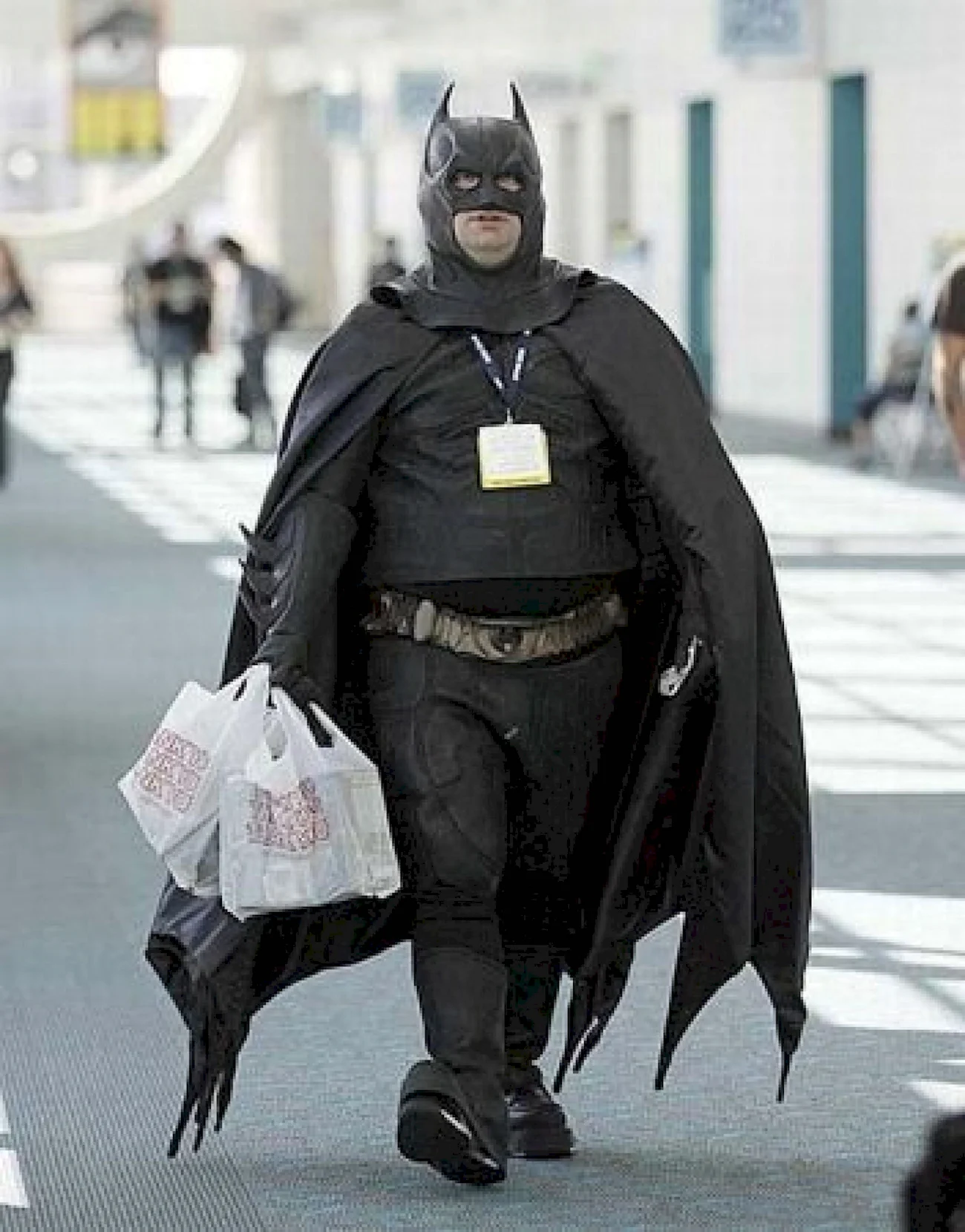 Толстый человек в костюме Бэтмена. Прикольная картинка