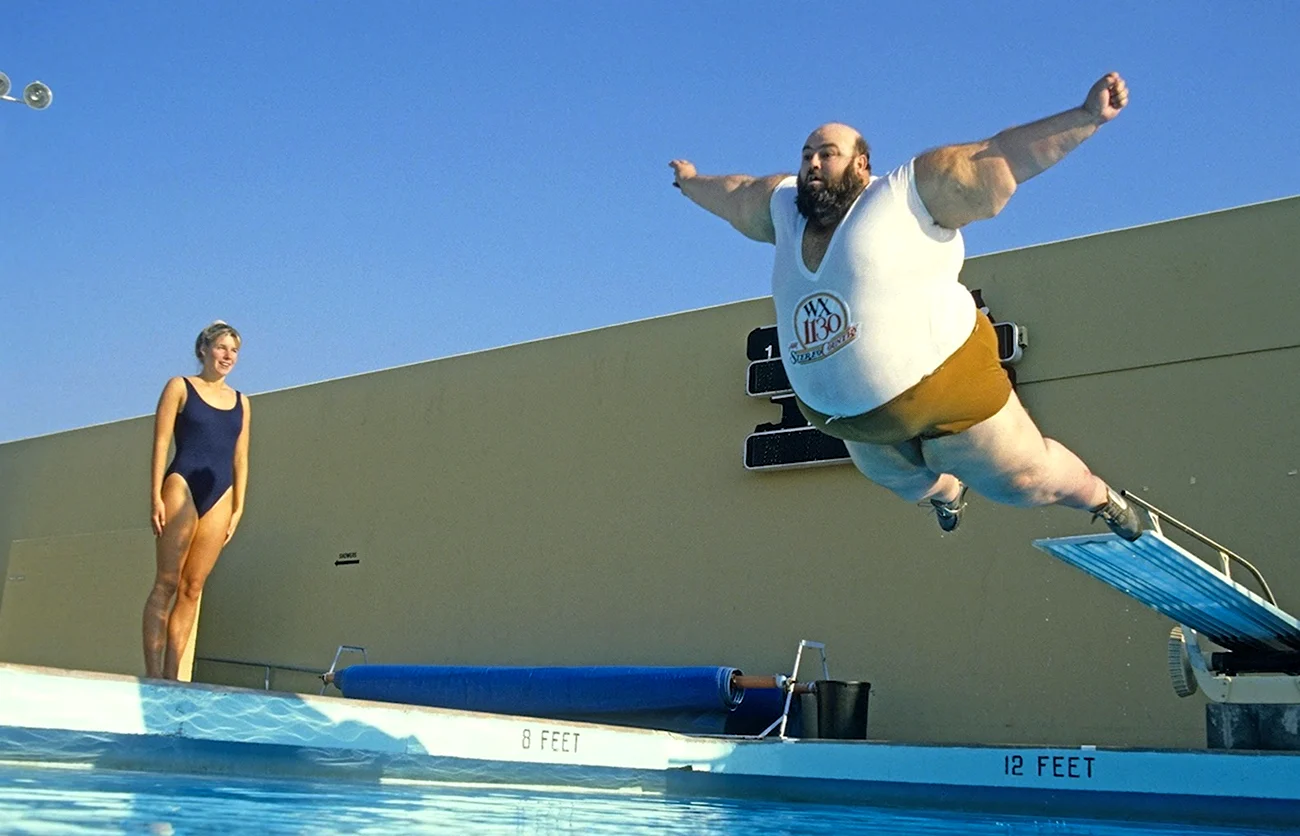 Толстый мужик прыгает в бассейн. Прикольная картинка