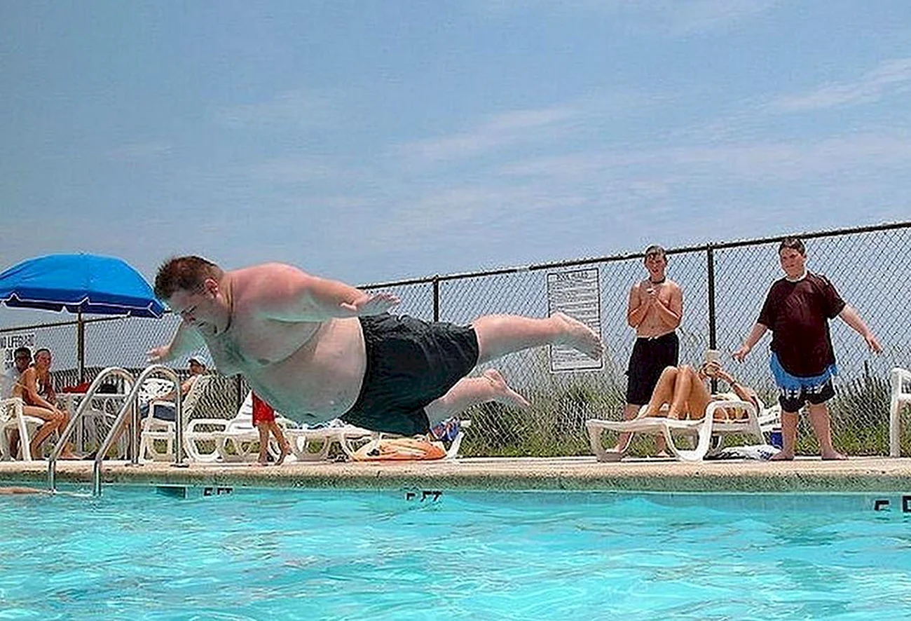 Толстый прыгает в бассейн. Прикольная картинка