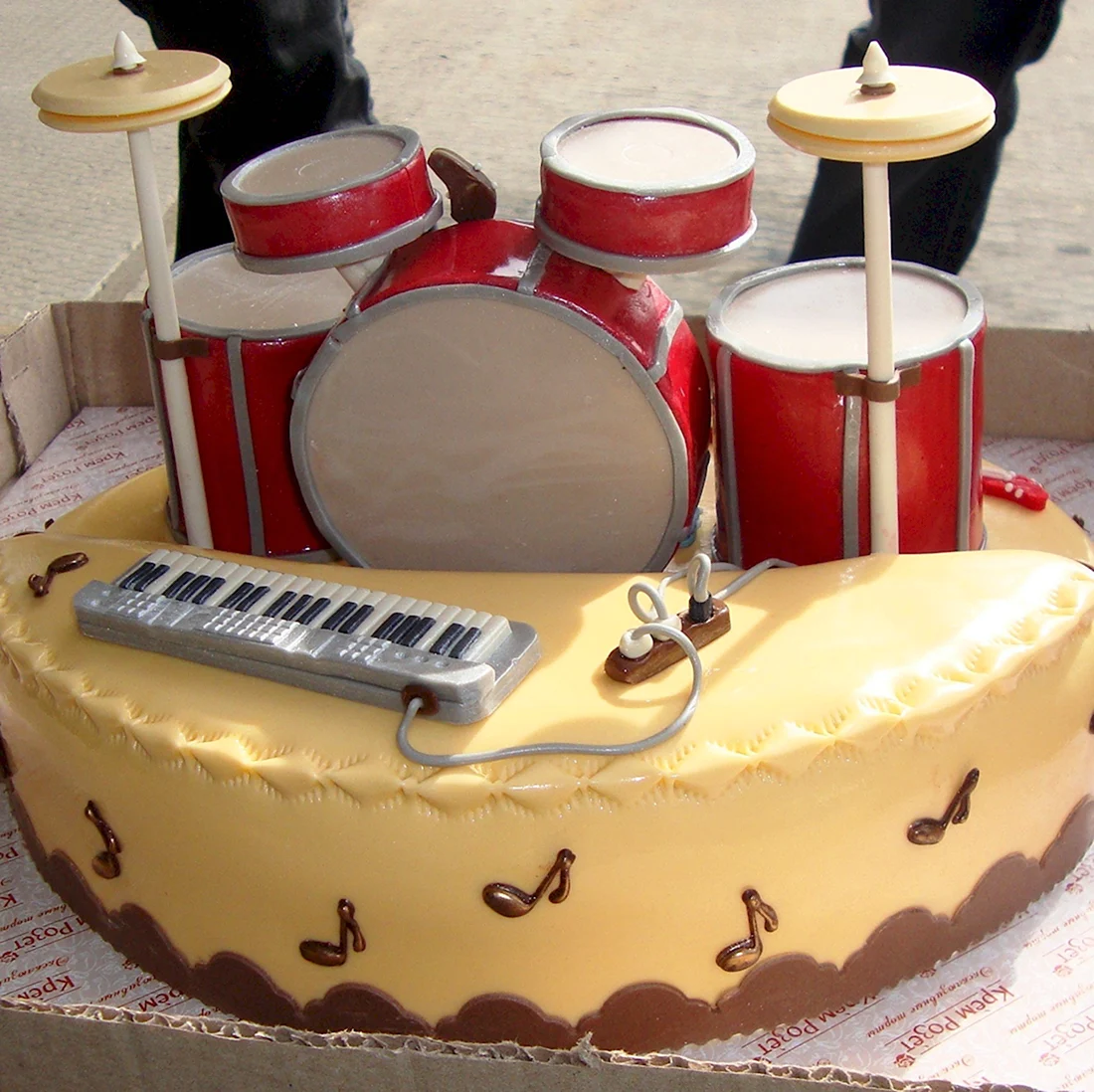 Торт «барабан». Открытка с днем рождения