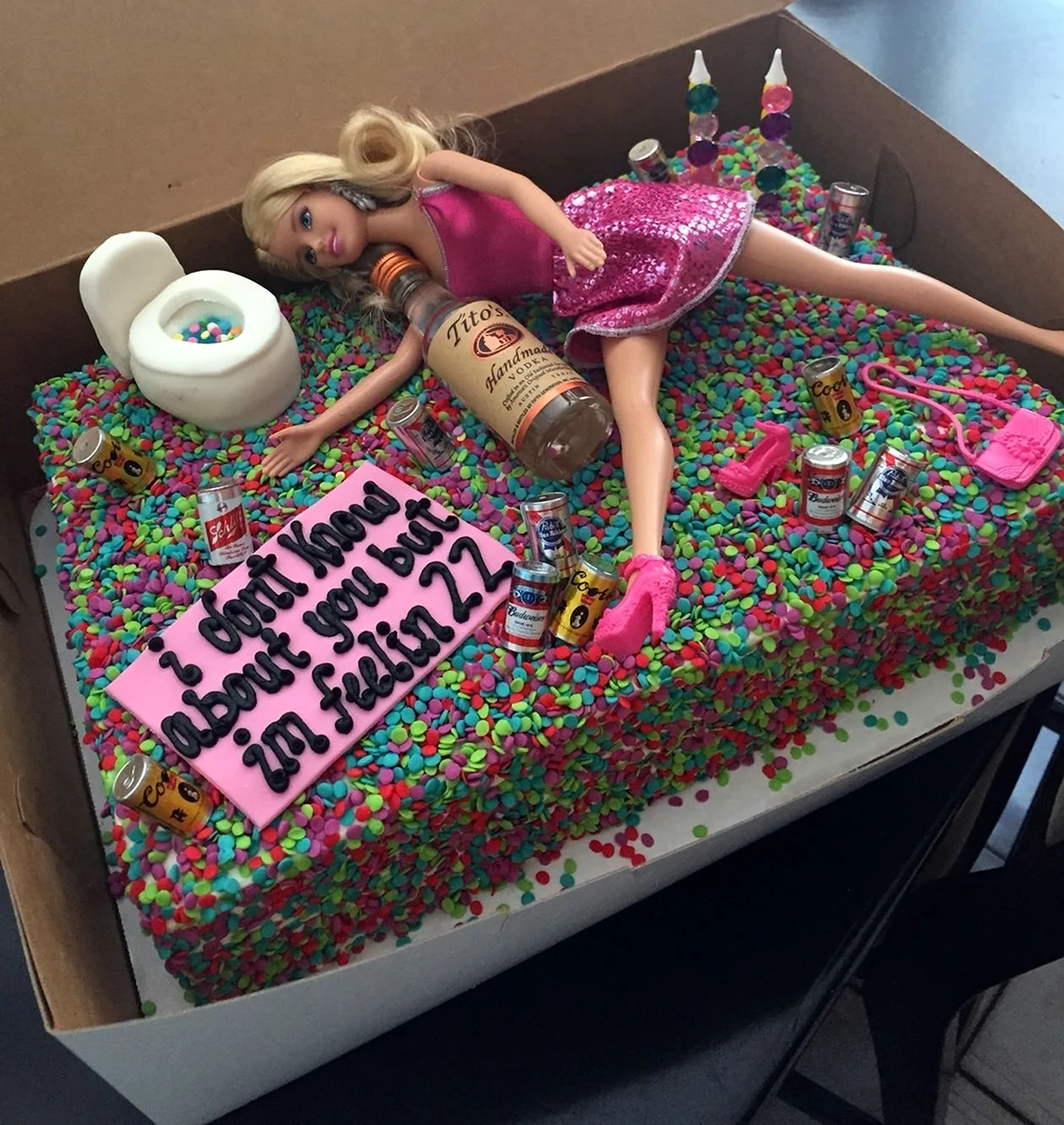 Торт для девушки на день рождения креативный. Картинка