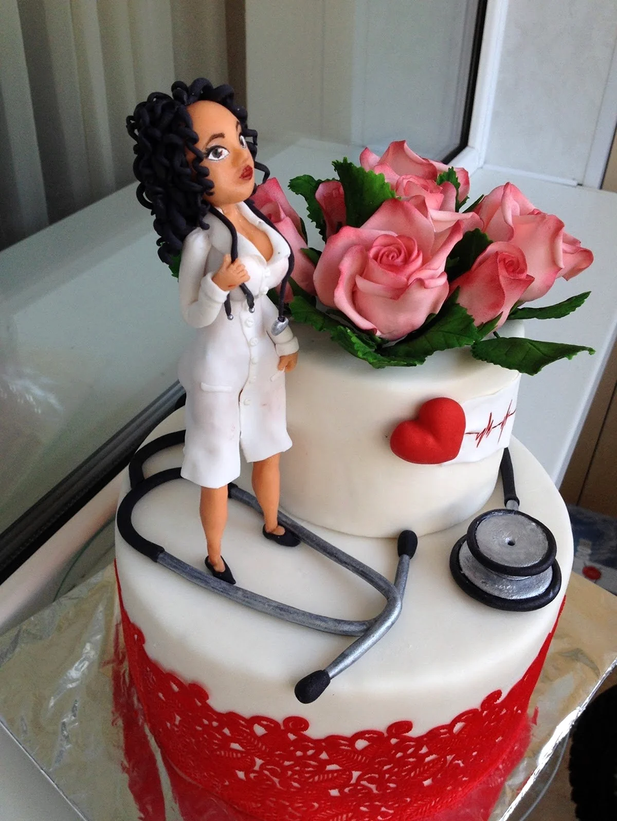 Торт на юбилей женщине медику. Красивая картинка