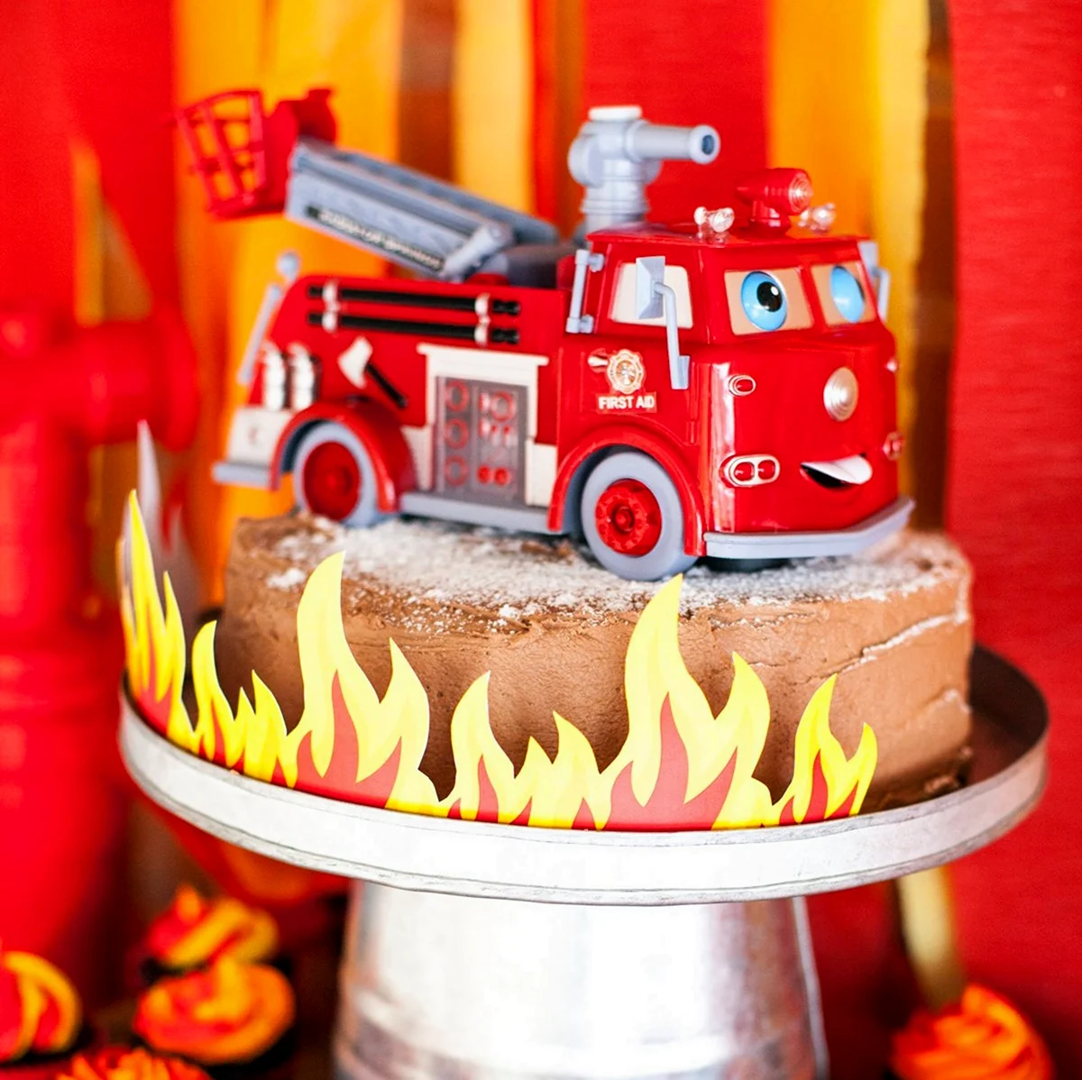 Торт пожарная машина. Красивая картинка
