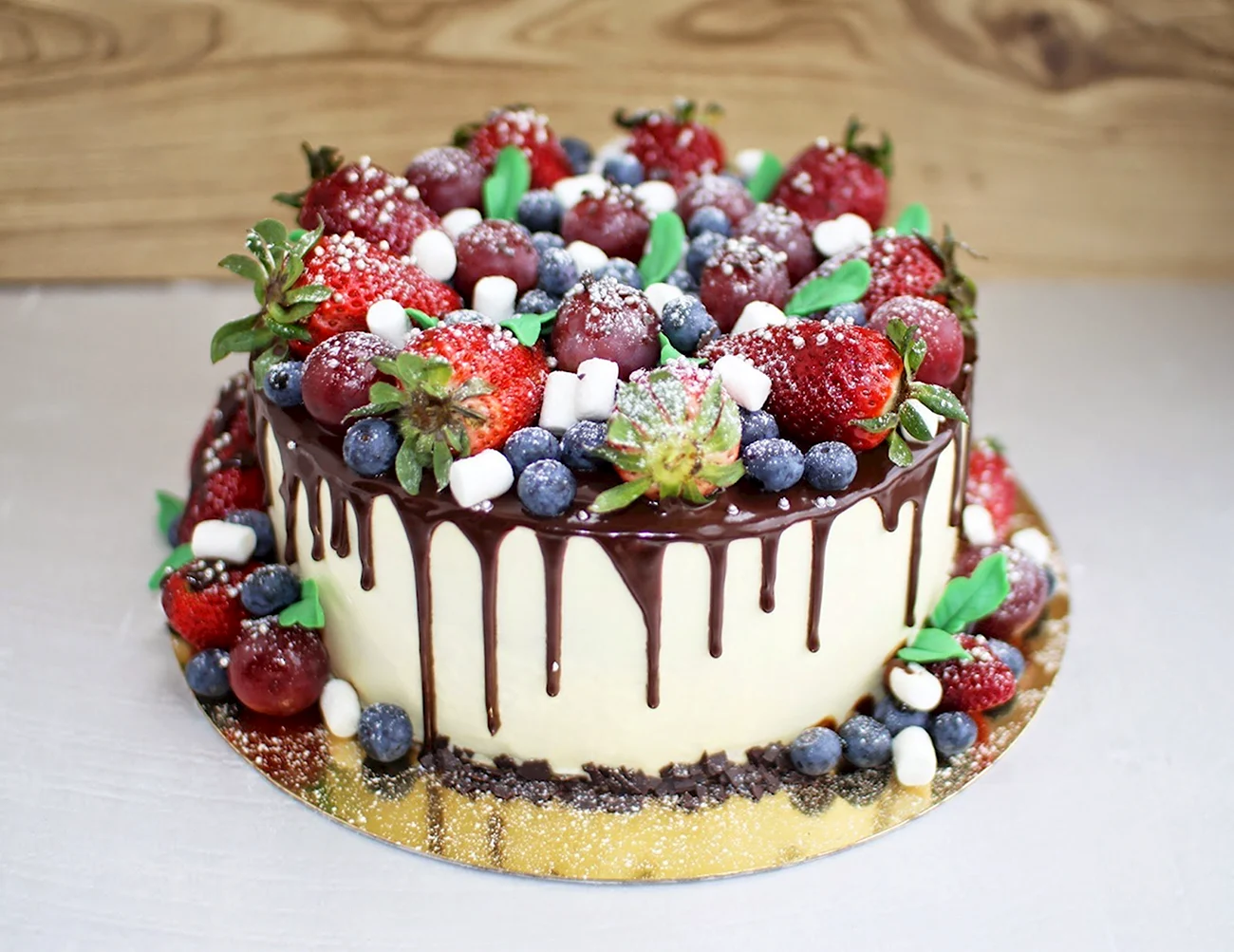 Торт с ягодами сверху декор. Красивая картинка