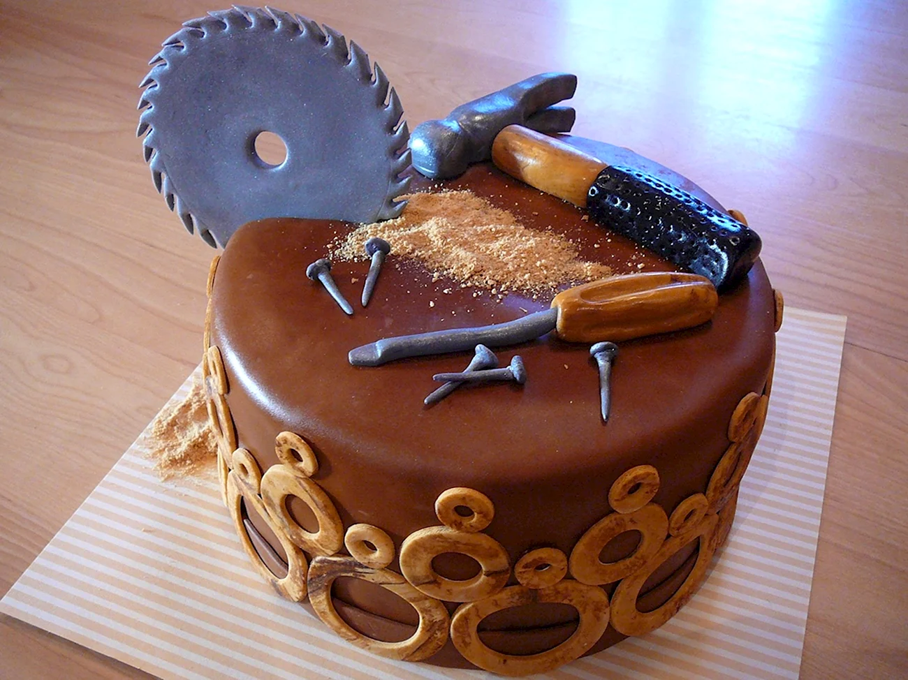 Торт с инструментами для мужчины. Картинка