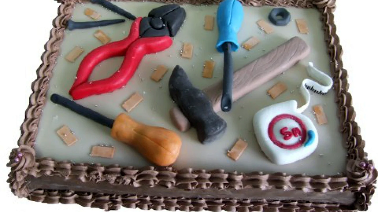 Торт с инструментами для мужчины без мастики. Красивая картинка
