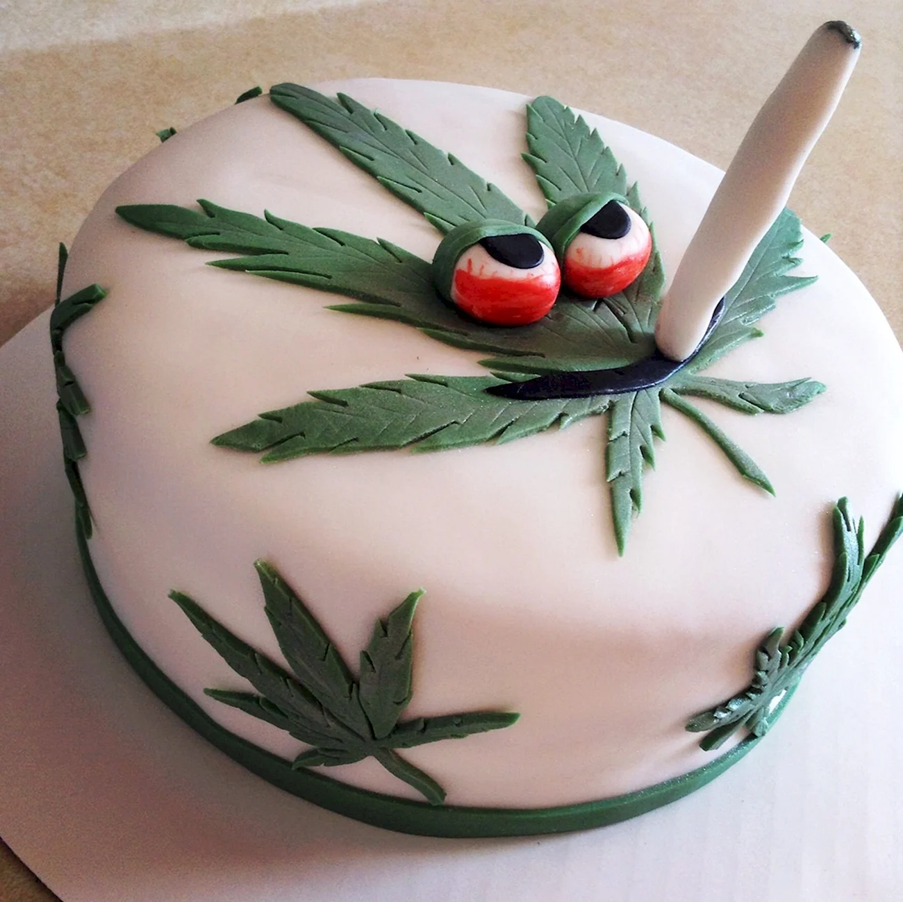 Торт с марихуаной. Картинка