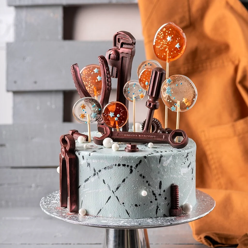 Торт с шоколадными инструментами. Красивая картинка