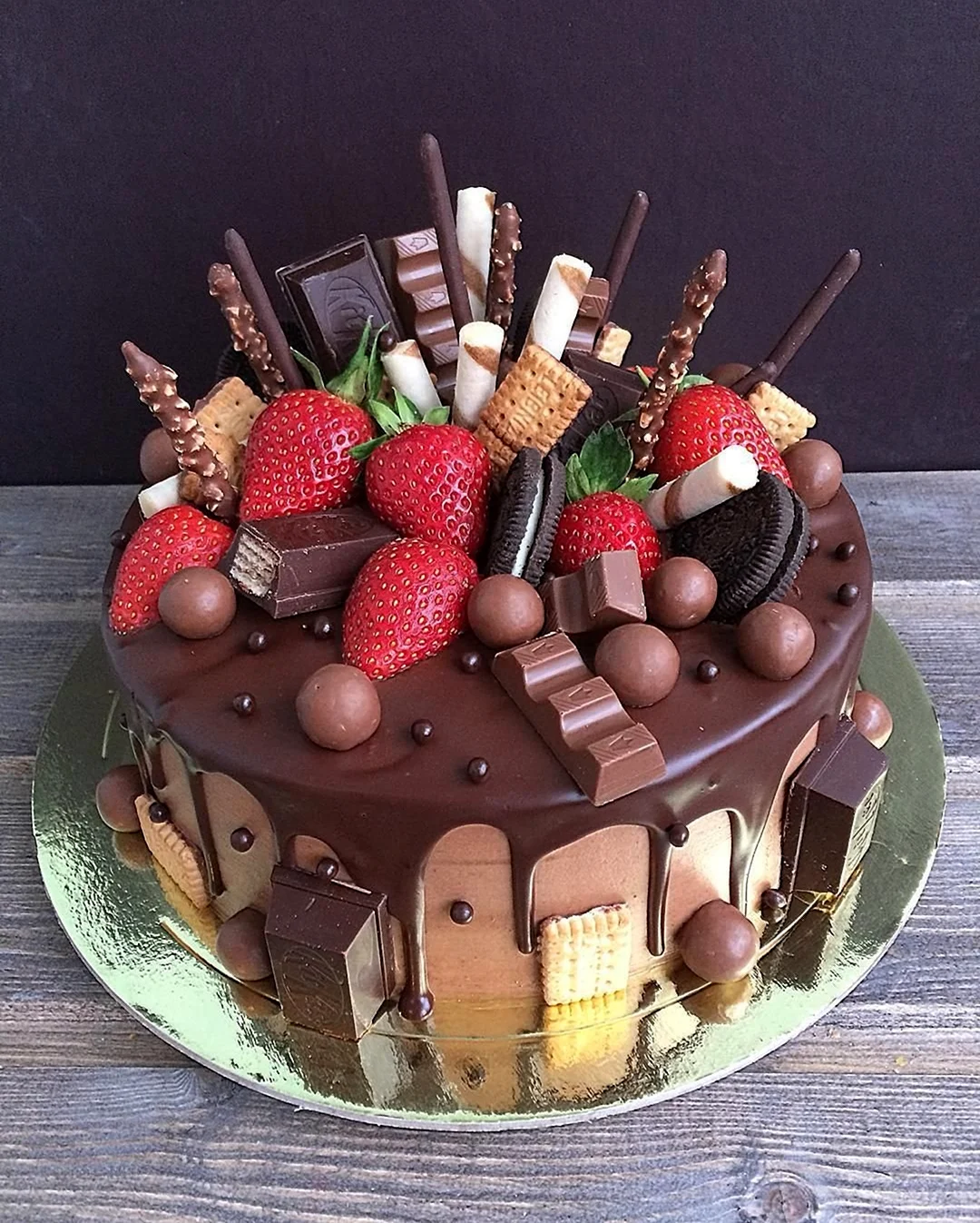 Торт украшенный сладостями. Красивая картинка