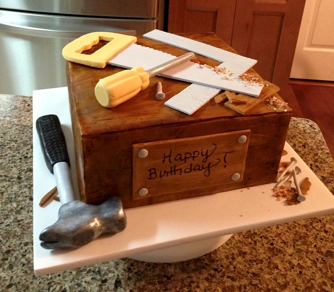 Торт в виде ящика с инструментами. Красивая картинка