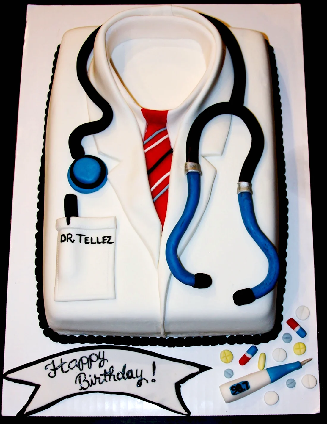 Торт врачу на день рождения. Открытка с днем рождения