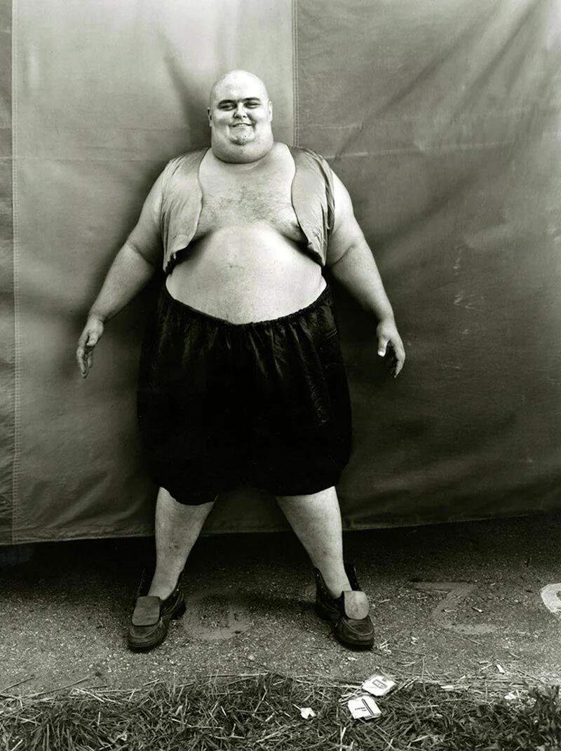 Цирк уродов жирный человек. Картинка