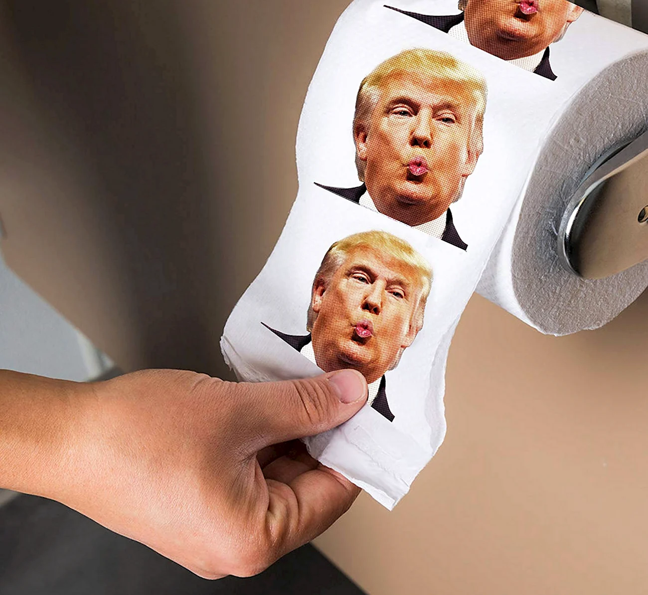 Туалетная бумага с Трампом. Прикольная картинка