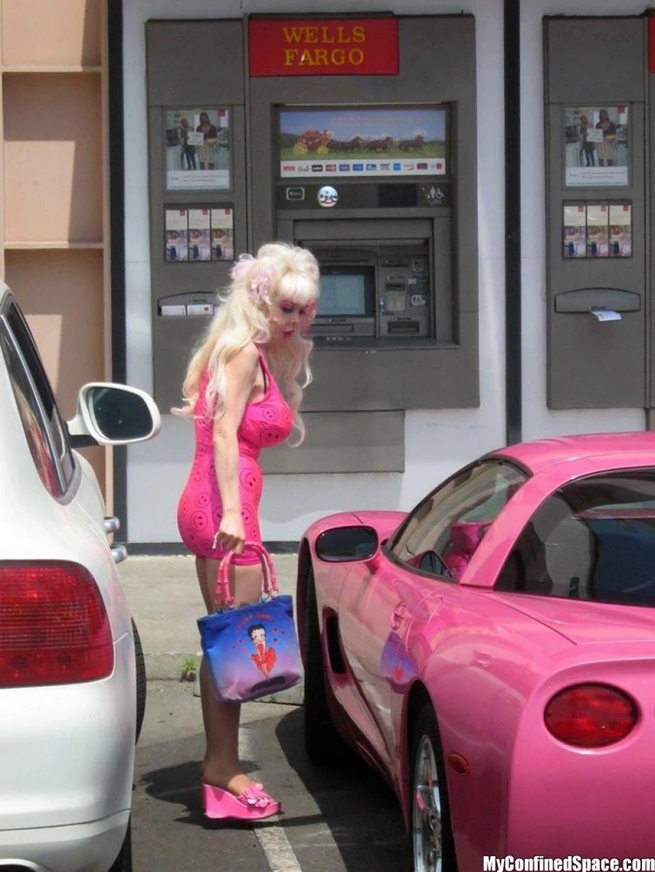 Тупая блондинка в розовом. Анекдот в картинке