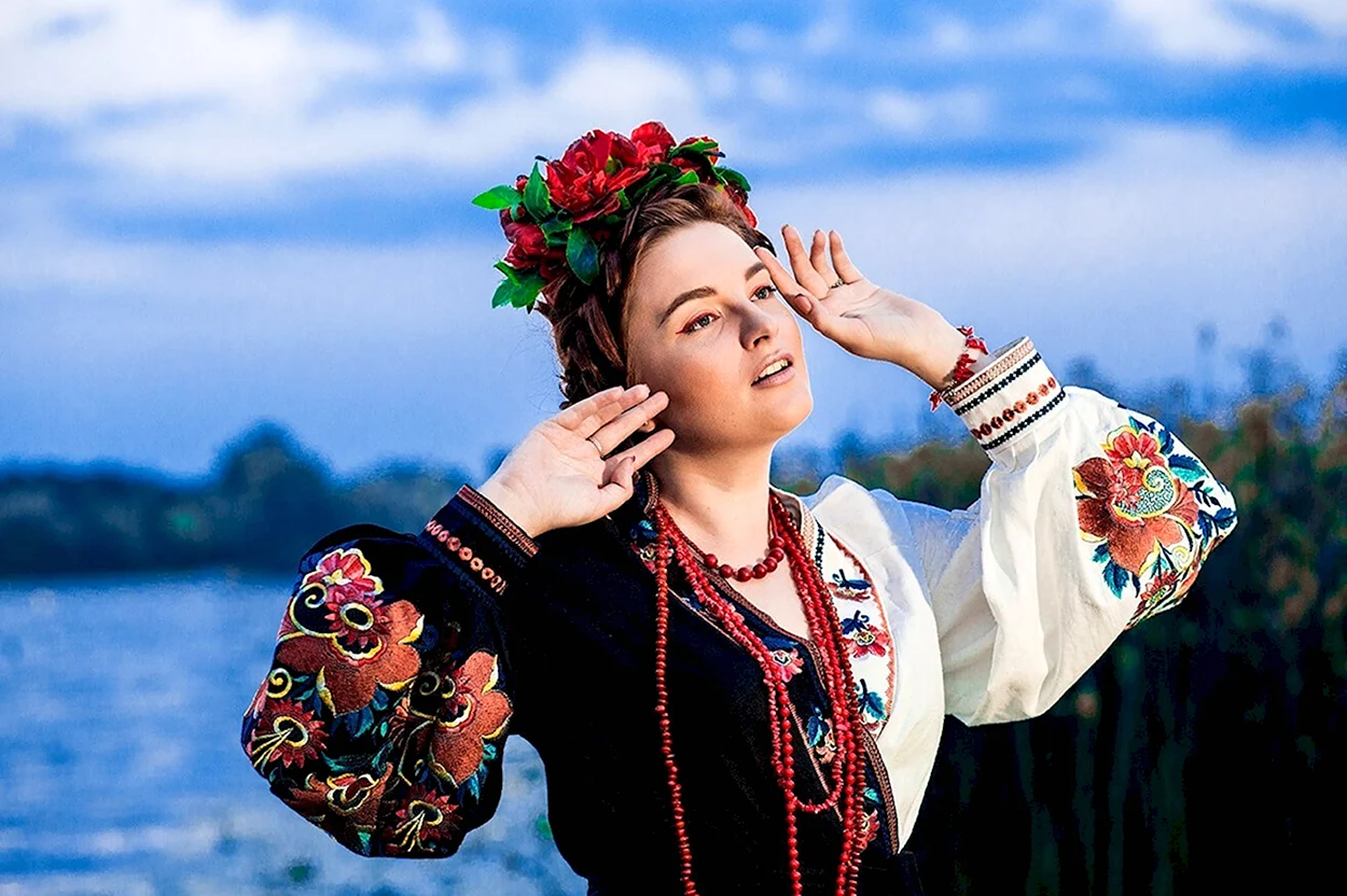Украинка в национальном костюме. Красивая девушка