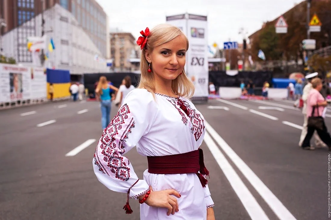 Украинки в вышиванках. Красивая девушка