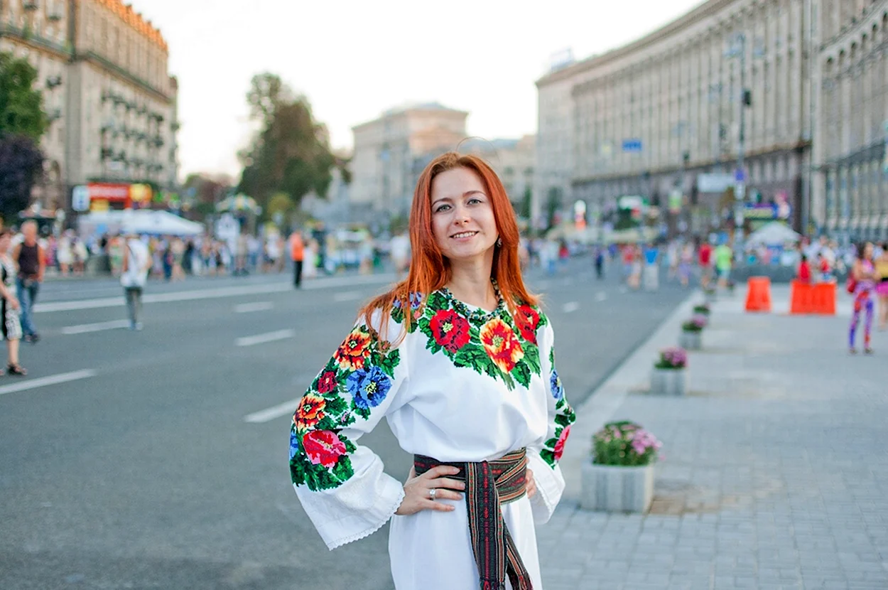 Украинки в вышиванках. Красивая девушка