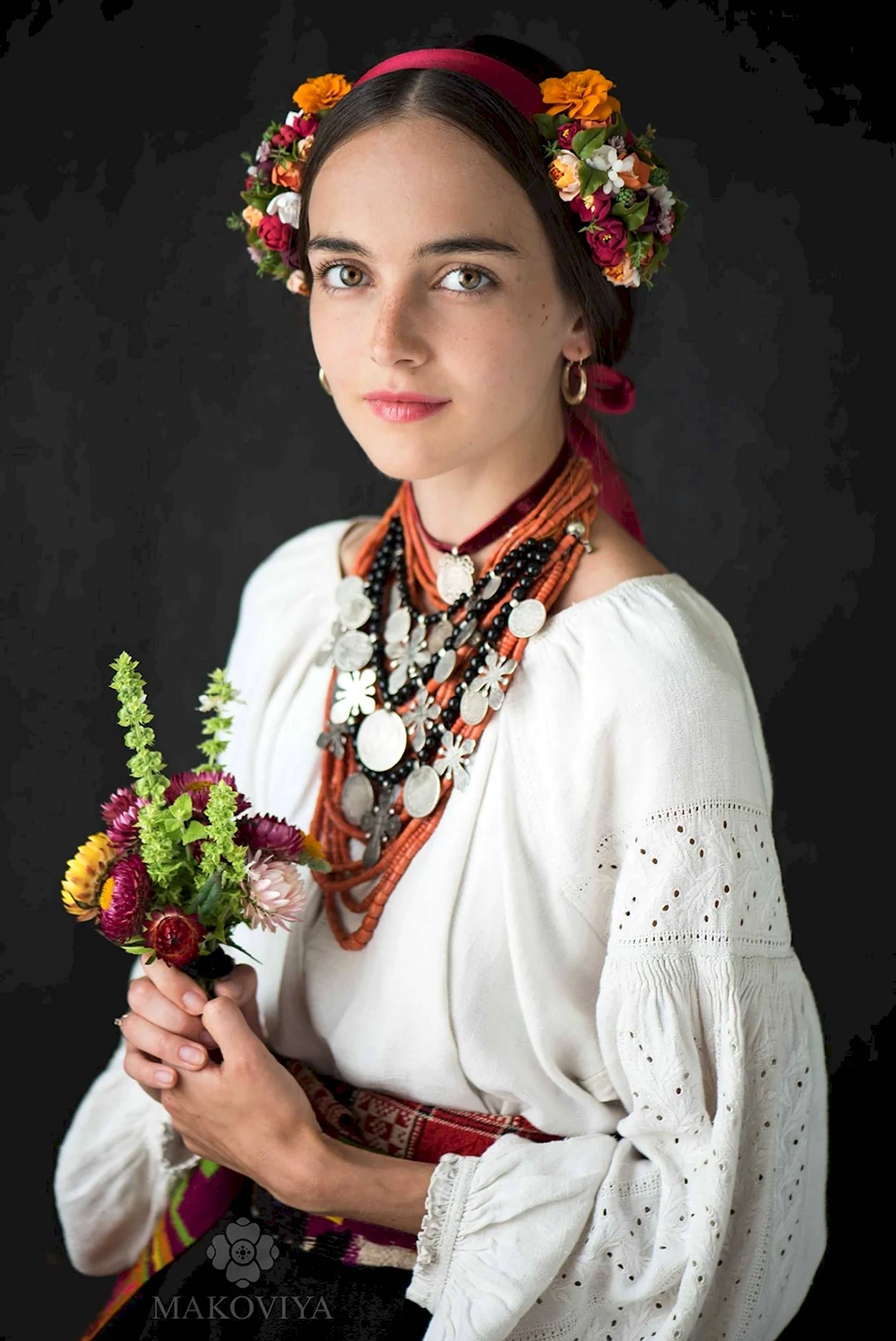 Украинский наряд. Красивая девушка