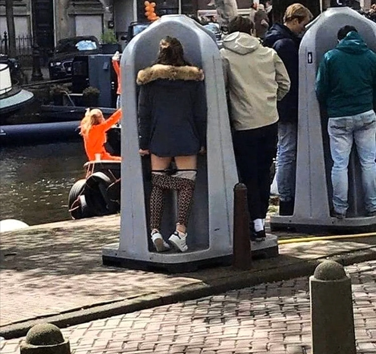 Уличные туалеты в Амстердаме. Прикольная картинка
