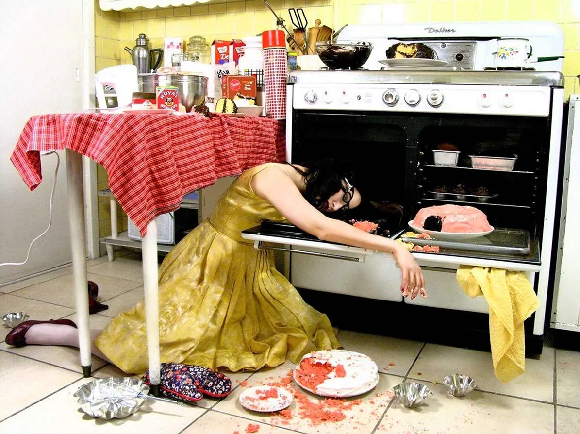 Уставшая женщина у плиты. Картинка