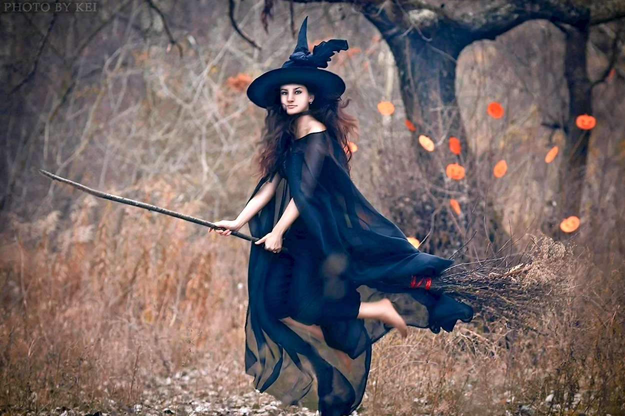 Ведьмочка на Хэллоуин. Красивая девушка