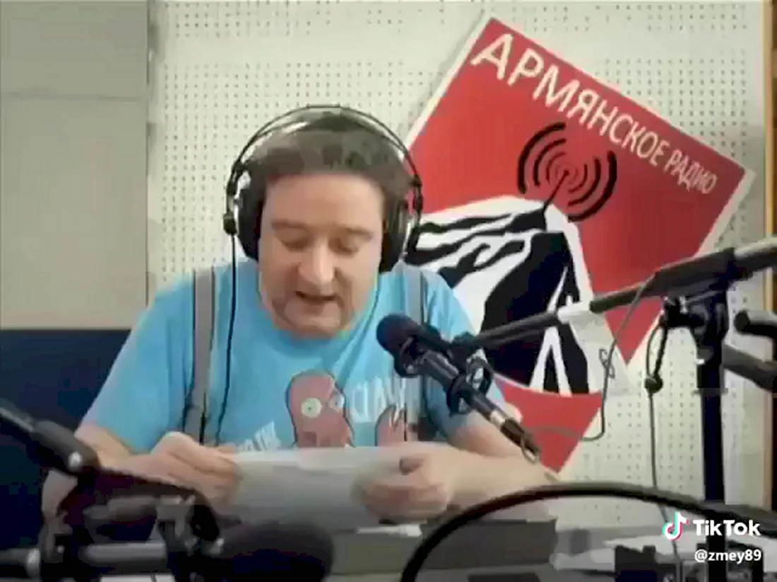 Ведущий армянского радио. Анекдот в картинке