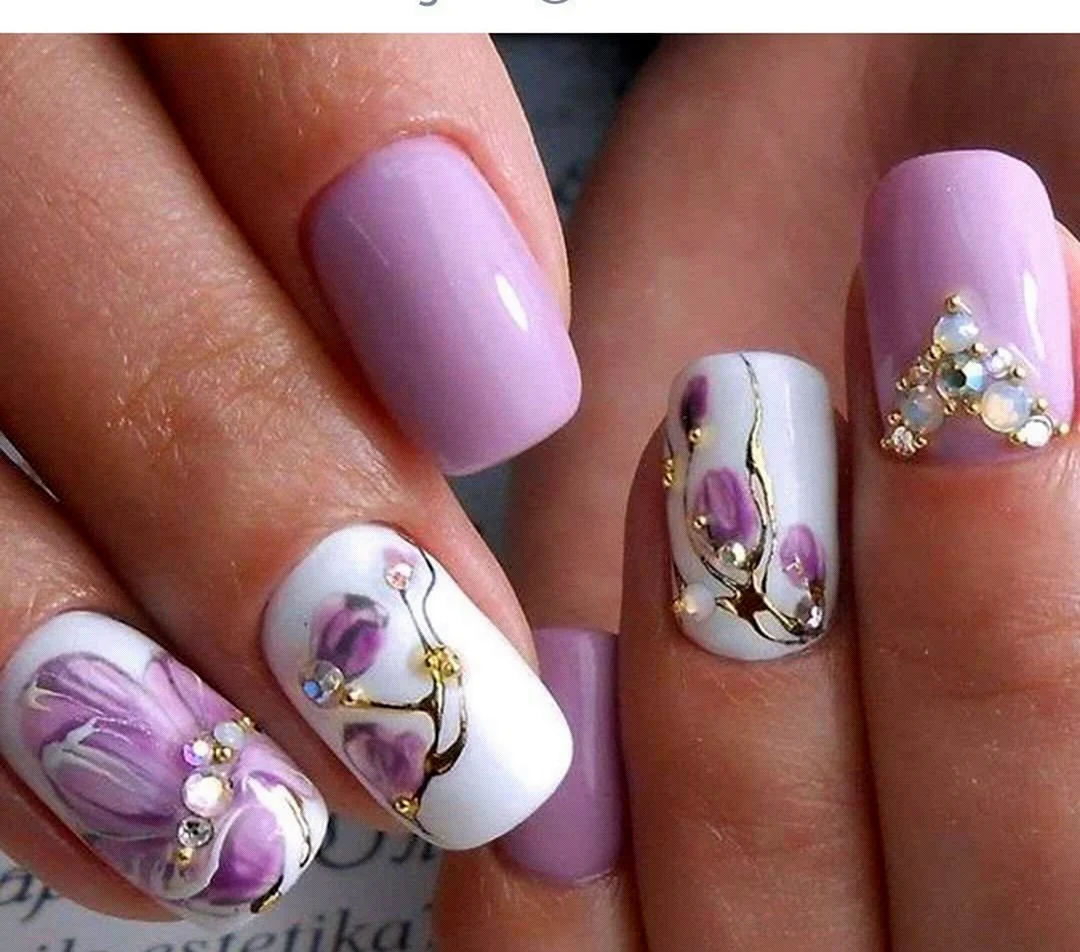 Весенние цветы на ногтях. Красивая картинка